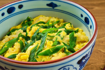 卵と油揚げ、九条ねぎを使った京都のご当地どんぶり　衣笠丼　
Kinugasadon(Kinugasa-don), a local Kyoto bowl made with eggs, fried tofu, and Kujo negi