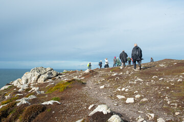 Groupe de randonneurs sur le GR34 presqu'île de Crozon-Bretagne France