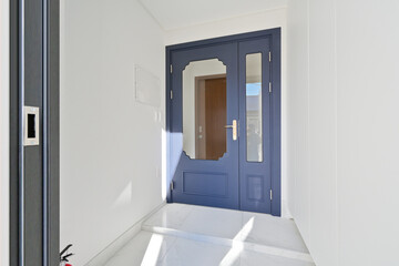 The entrance with Bianco pattern has a modern and sophisticated feel