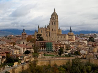 Deurstickers To the north of Madrid lies the absolutely picturesque city of Segovia, Spain. It makes the perfect day trip from Madrid to wander its quaint streets and admire its incredible Roman aqueduct © Andrew