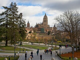 Obraz premium To the north of Madrid lies the absolutely picturesque city of Segovia, Spain. It makes the perfect day trip from Madrid to wander its quaint streets and admire its incredible Roman aqueduct