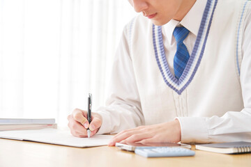 自宅で勉強をする男子高校生　顔無し