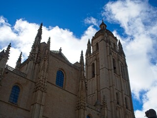 Fototapeta premium To the north of Madrid lies the absolutely picturesque city of Segovia, Spain. It makes the perfect day trip from Madrid to wander its quaint streets and admire its incredible Roman aqueduct