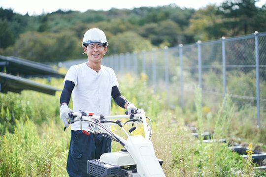 草刈りをする日本人男性のポートレイト