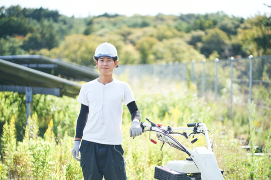 草刈りをする日本人男性のポートレイト