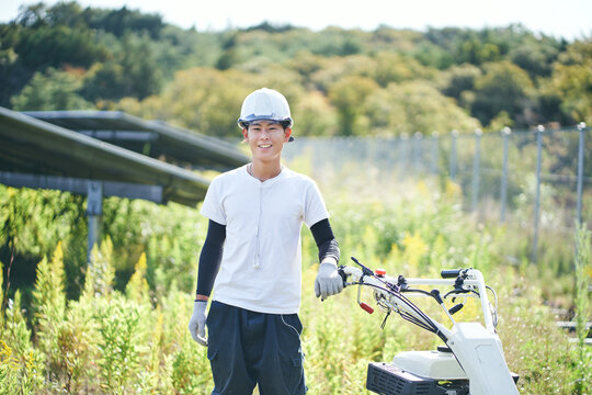 草刈りをする日本人男性のポートレイト