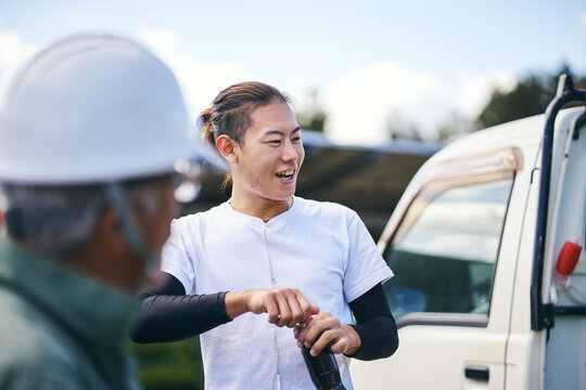 休憩中の笑顔の日本人男性