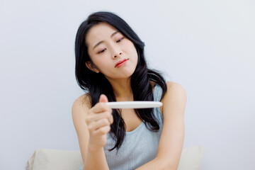 妊娠テストキットを使う女性