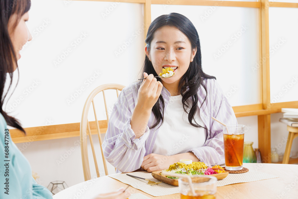 Poster レストランで昼食をとる女性