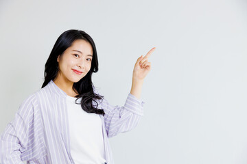 ポインティングする女性