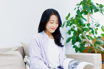 リビングルームで本を読んでいる女性