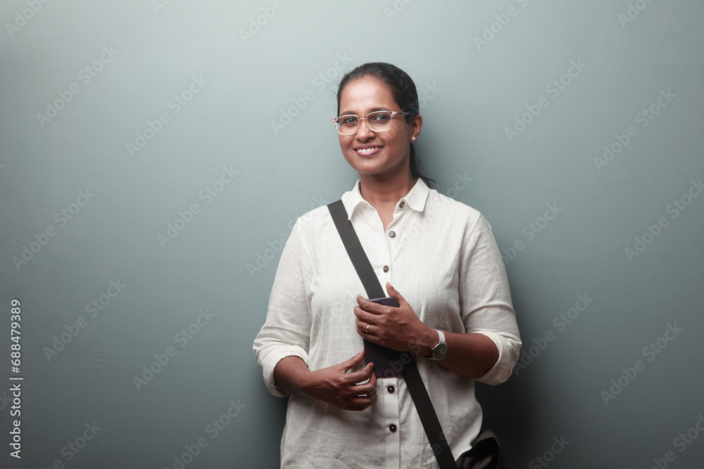 Wall mural Portrait of a woman of Indian ethnicity with a smiling face