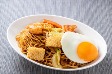 シーフード焼きそば(目玉焼きのせ)。
