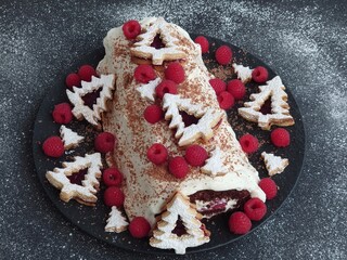 Die winterliche Biskuitrolle mit Himbeeren