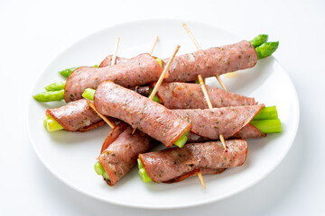 アスパラのボロニアソーセージ巻き。(白バック)
