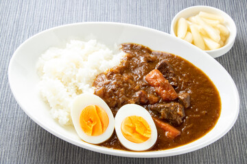 カレーライス(ゆで卵トッピング)。
