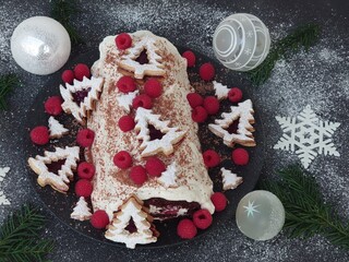 Die winterliche Biskuitrolle mit Himbeeren