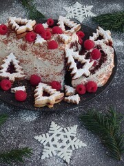 Die winterliche Biskuitrolle mit Himbeeren