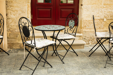 A beautiful table with chairs outside near the cafe
