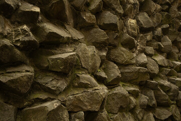 A wall of stones of different shapes