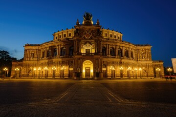 Fototapeta na wymiar Semperoper opera building at night in Dresden