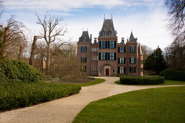 Obraz premium a large brick mansion with a walkway leading up