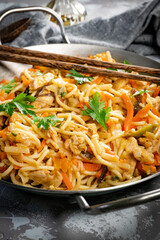 Fried noodles with chicken and vegetables.