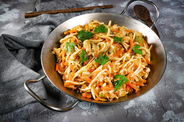Fried noodles with chicken and vegetables.