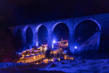 Weihnachtsmarkt in der Ravennaschlucht im Schwarzwald, blau angestrahlt 