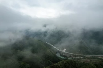 Crédence de cuisine en verre imprimé Monts Huang Aerial shot of Mount Huangshan forest winding mountain road in Anhui
