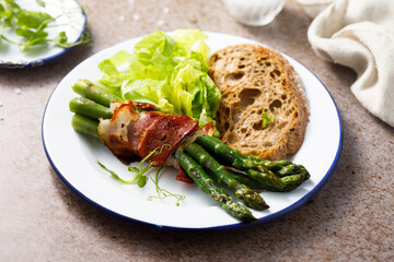 Roasted asparagus with bacon