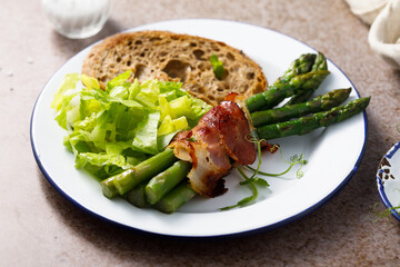 Roasted asparagus with bacon