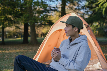 一人でキャンプをする男性