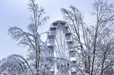Riesenrad mit Schnnebäumen