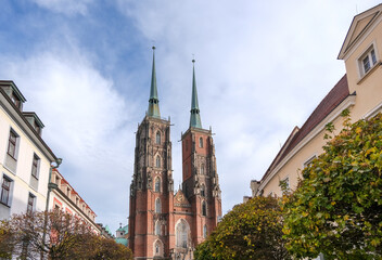 Fototapeta na wymiar Imposanter Blick auf den Breslauer Dom (Kathedrale St. Johannes der Täufer) mit seinen beiden markanten Türmen sowier Straßenzug rechts und links in polnischen Großstadt Wrocław (Breslau)