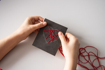 Making a card with a heart using thread printing for Valentine's Day