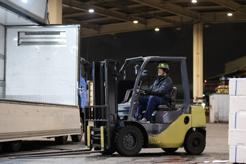 フォークリフトに乗る男性 © hakase420