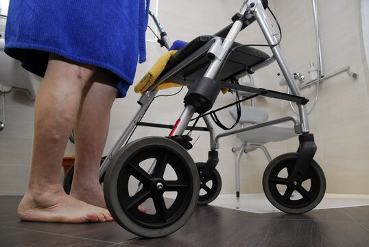 Rentnerin f&auml;hrt mir Rollator in Dusche