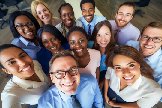 Funcion&aacute;rios felizes se re&uacute;nem para mostrar a beleza da diversidade, diferentes origens e culturas no local de trabalho.