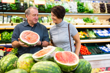 Elderly husband and wife choose high-quality watermelon
