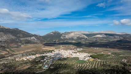 Fototapeta premium vista aérea del bonito pueblo blanco de Alfarnate en la provincia de Málaga, Andalucía