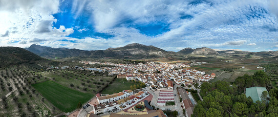 vista aérea del bonito pueblo blanco de Alfarnate en la provincia de Málaga, España