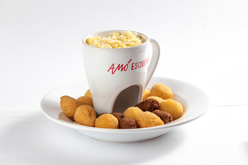 Foundue na caneca com queijo e salgadinhos