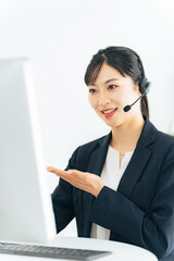 電話応対する女性オペレーター　コールセンター　カスタマーサポート