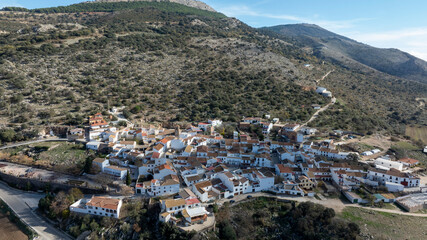 vista aérea del bonito pueblo blanco de Alfarnatejo en la provincia de Málaga, Andalucía	