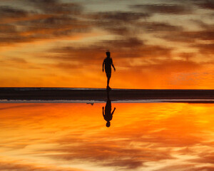 silhueta de homem em nascer do sol na Praia do Cassino, em Rio grande, Rio Grande do Sul