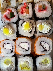  different flavors of sushi set