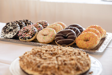 Donuts in verschiedenen Geschmacksrichtungen für Kuchenbuffet - 688639377