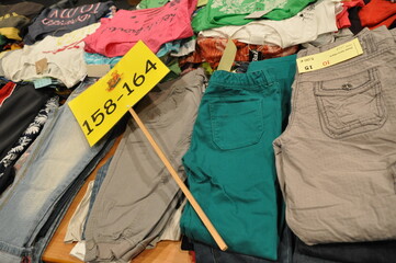 Kleiderbörse für Kinderkleidung mit vielen Hosen und anderer Bekleidung