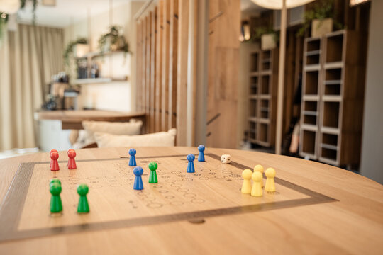 Mensch &Auml;rger dich nicht Brettspiel aufgebaut in einem hellen Raum